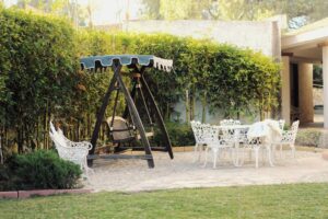 הסלון השני שלכם: המדריך הפרקטי לעיצוב החצר והגינה